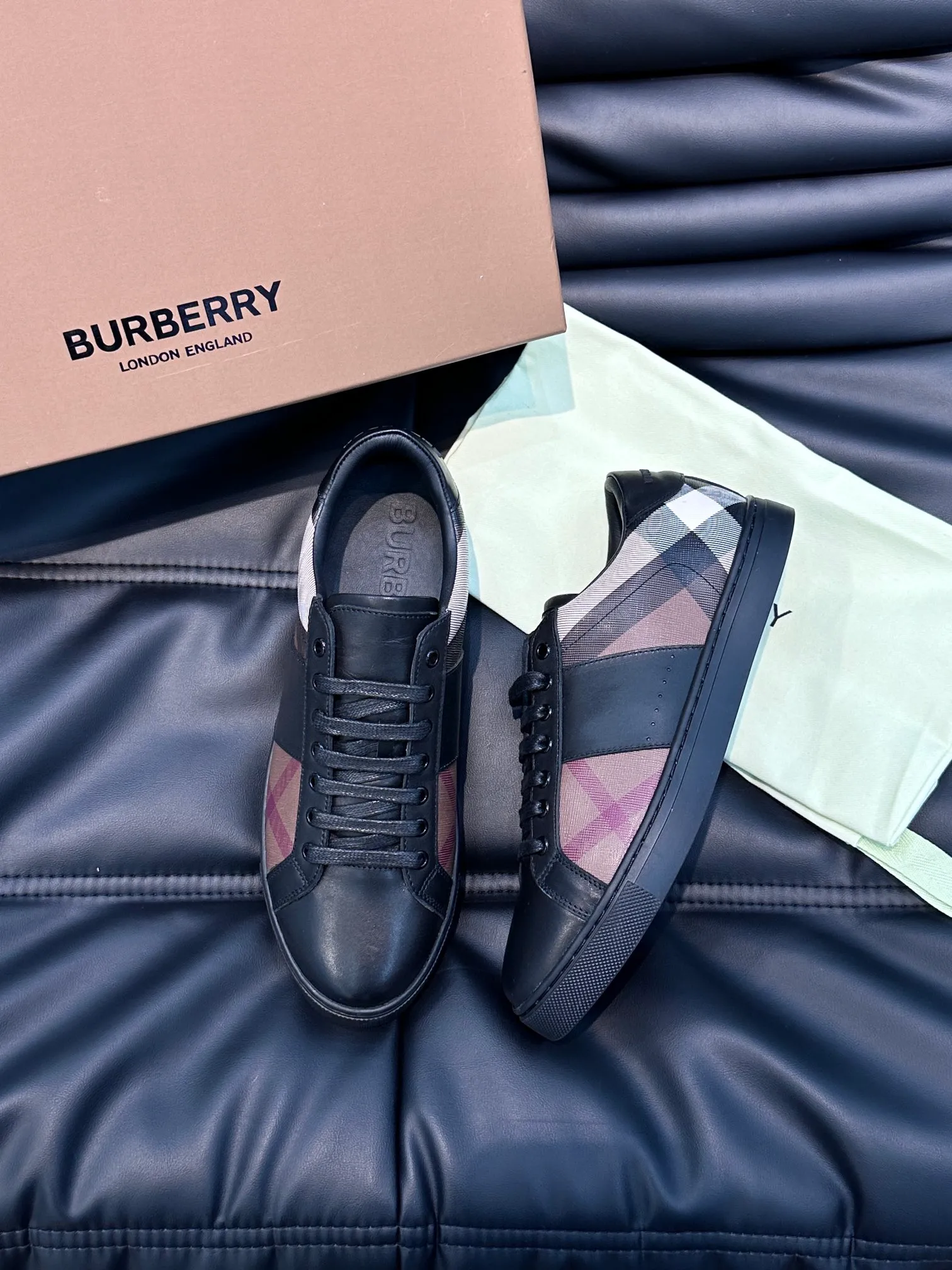 Men's Shoes 💰380 B's men's classic low-top sneakers are reinterpreted in Vintage checkered cotton material and decorated with a new brand logo. First-layer cowhide lining, embossed Burberry logo on the heel, and original TPU outsole! Size: 38-44 (45 46 customized)